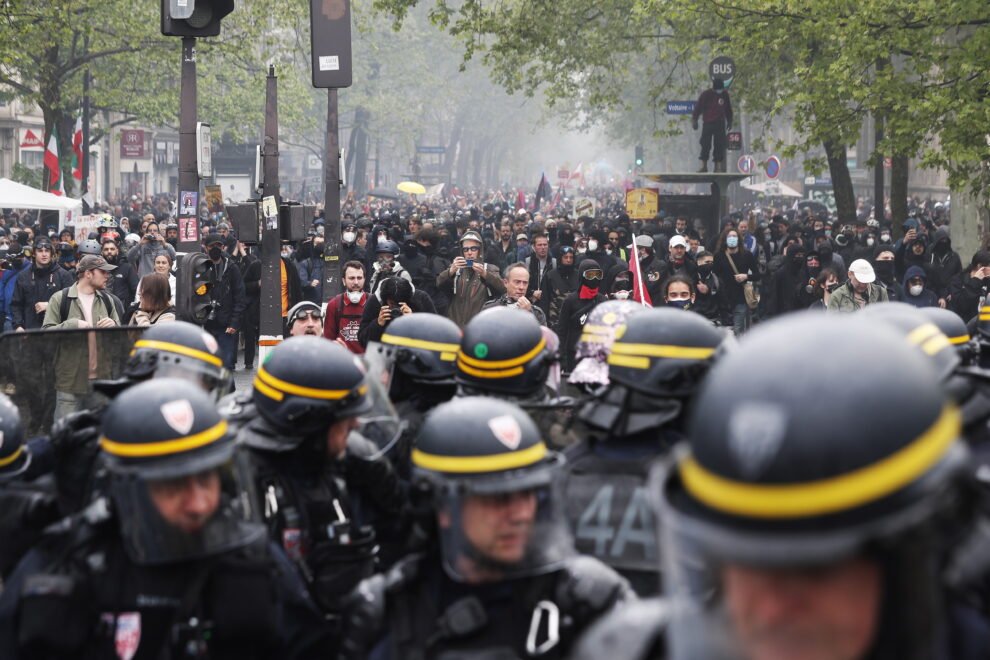 La policía antidisturbios partió en dos la marcha anual del Primero de Mayo en París