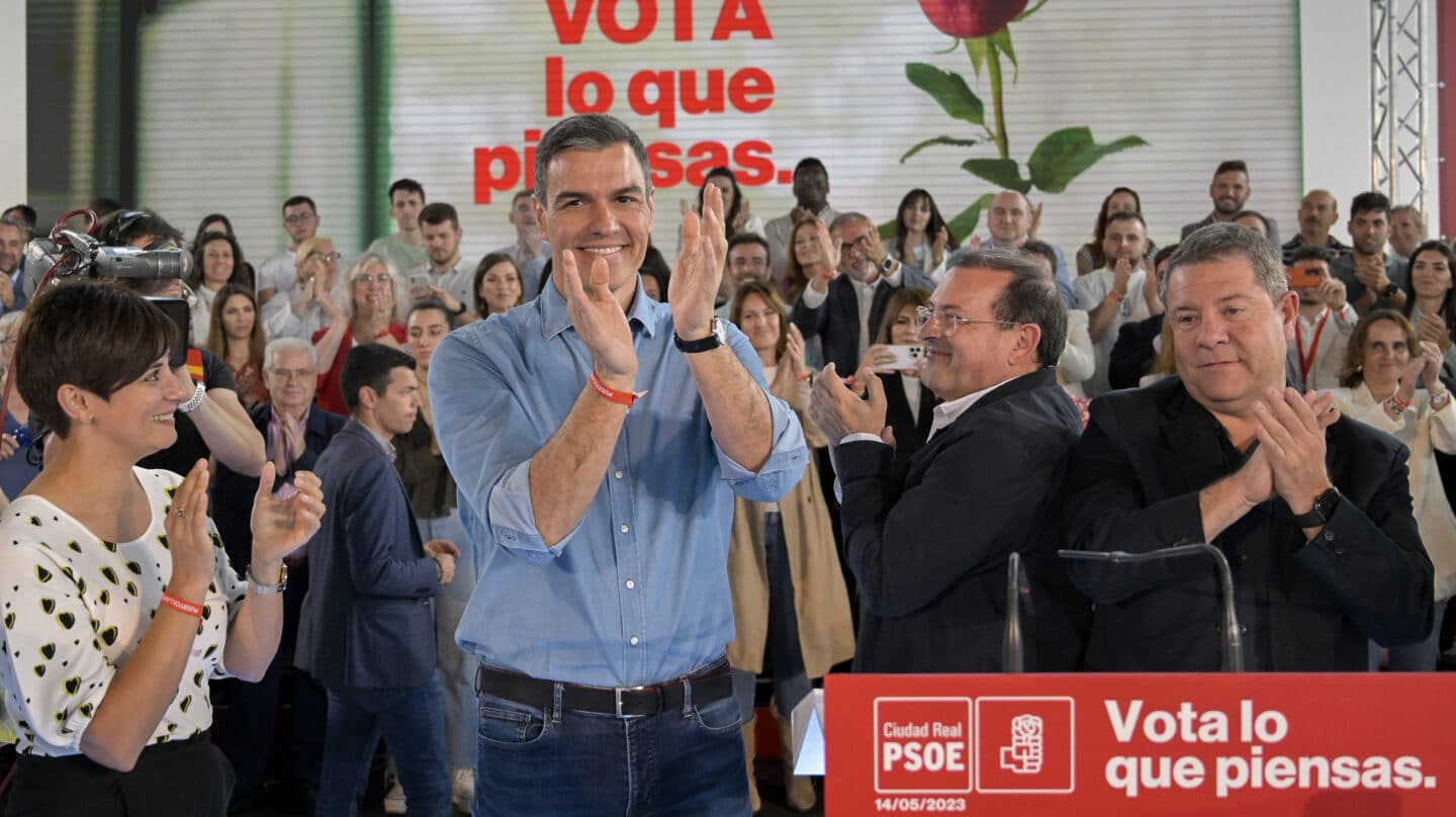 14/05/2023.- Puertollano (Ciudad Real).- El secretario general del PSOE y presidente del Gobierno, Pedro Sánchez (2i); el presidente de Castilla-La Mancha y socialista candidato a la reelección, Emiliano García-Page (d); la ministra de Política Territorial y portavoz del Gobierno, Isabel Rodríguez (i), y el alcalde de Puertollano y candidato a la reelección, Adolfo Muñiz (2d), participan en un acto público en Puertollano (Ciudad Real) este domingo. EFE/Jesús Monroy