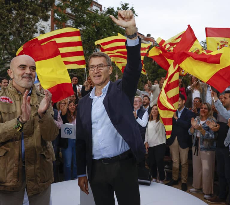 Feijóo pide el voto a los desencantados de Cs y Sánchez para tener la llave de Barcelona