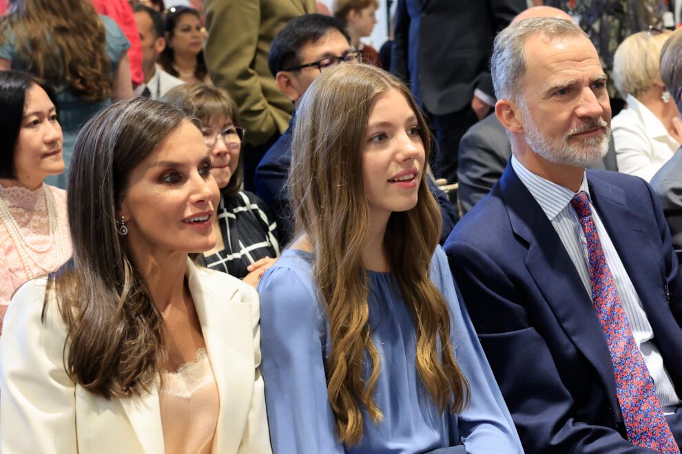 Los reyes Felipe y Letizia, junto a la infanta Sofía, miraban con atención el acto