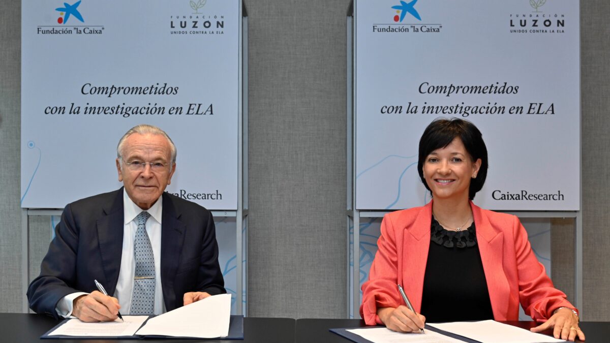 El presidente de la Fundación ”la Caixa”, Isidro Fainé, y la presidenta ejecutiva de la Fundación Francisco Luzón, María José Arregui, durante la firma del convenio