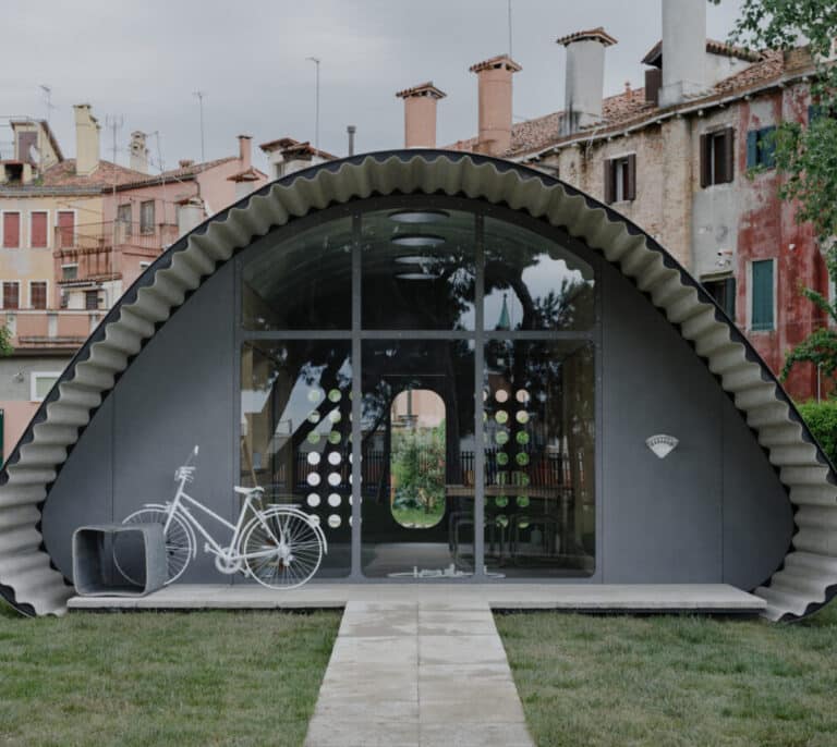 De hormigón, ecológicos y con el tejado curvo: así son los hogares para refugiados de Norman Foster