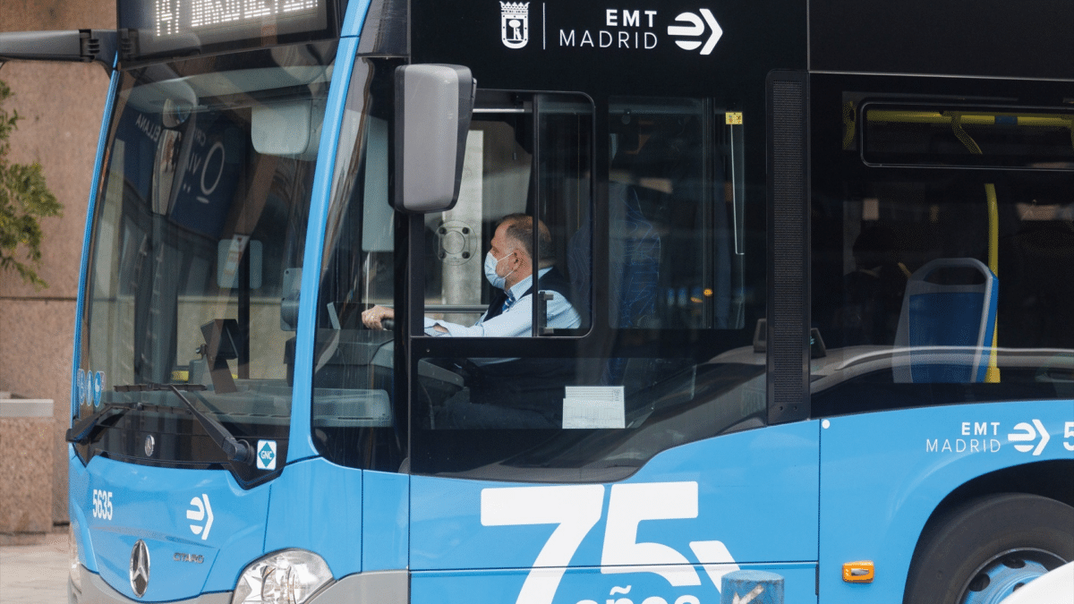 Con conductor del autobus de la Empresa Municipal de Transportes de Madrid durante la huelga de transporte