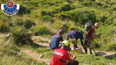 Dos mujeres heridas, una de ellas grave, al caer desde 10 metros mientras veían una carrera de montaña