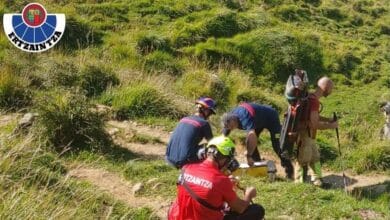 Dos mujeres heridas, una de ellas grave, al caer desde 10 metros mientras veían una carrera de montaña