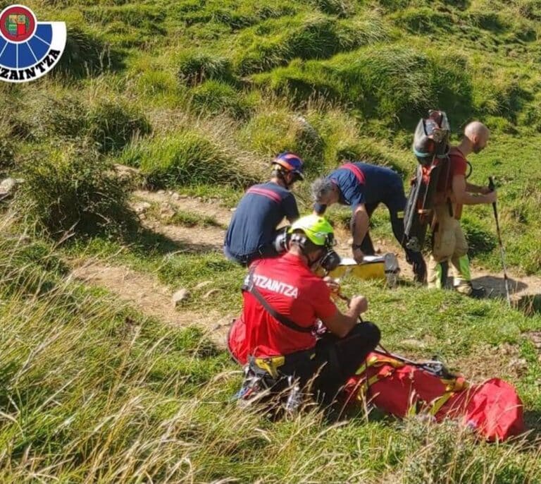 Dos mujeres heridas, una de ellas grave, al caer desde 10 metros mientras veían una carrera de montaña