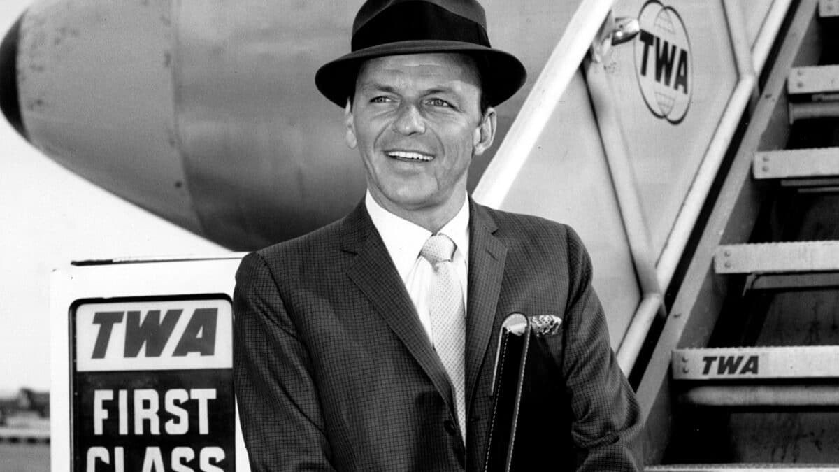 Frank Sinatra, en una imagen en donde se aprecian sus dientes híperperfectos