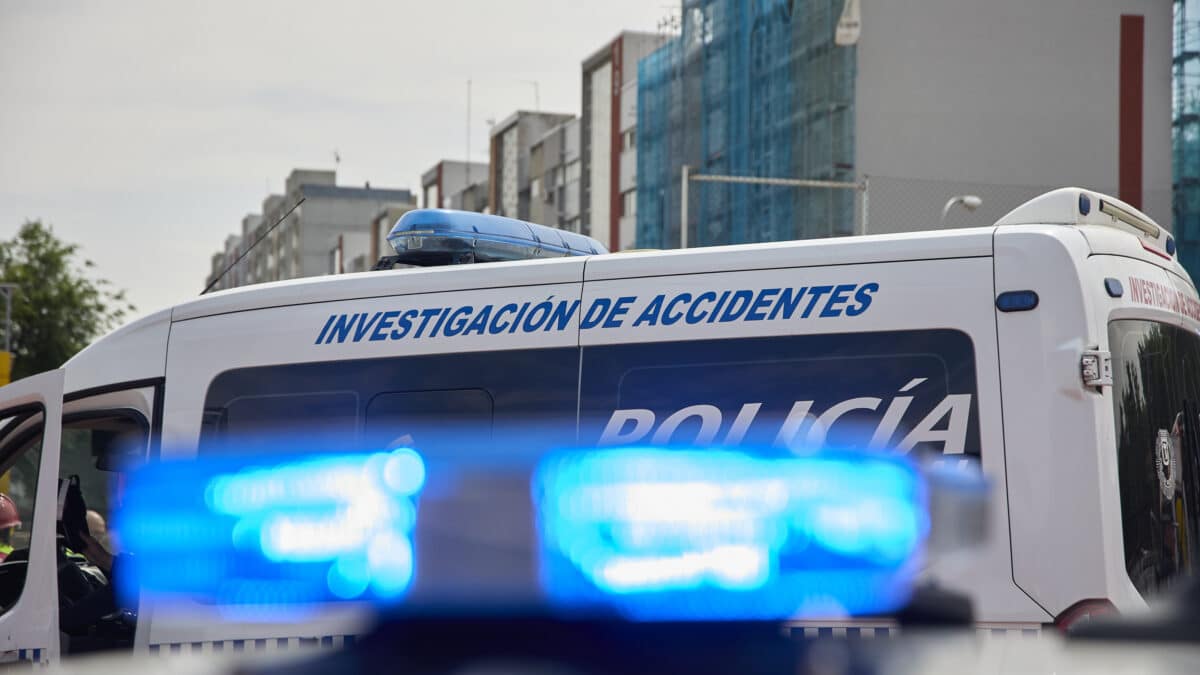 Una furgoneta de la policía de investigación de accidentes