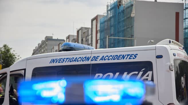 Encuentran los cadáveres de una mujer embarazada y su hijo de tres años en una vivienda en Granada Una furgoneta de la policía de investigación de accidentes