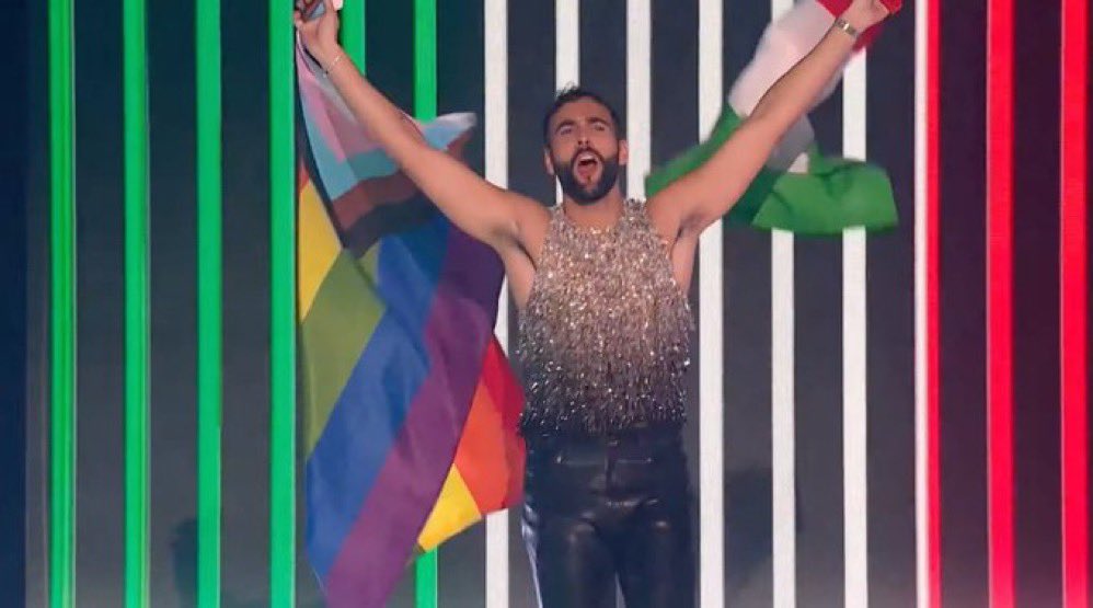 Marco Mengoni luce una bandera lgtbi al inicio de la final de Eurovisión 2023