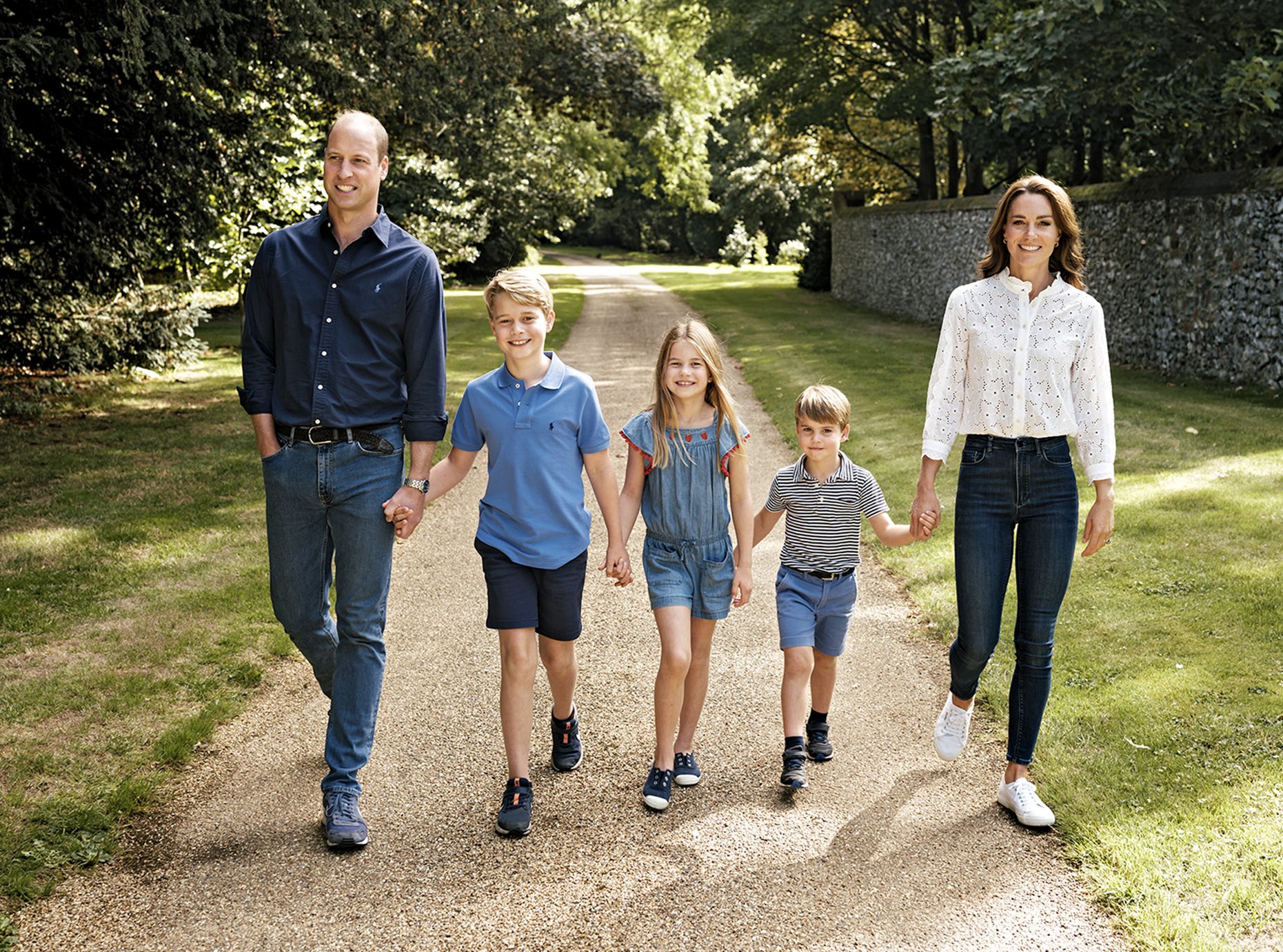 Los príncipes de Gales con sus tres hijos en su última fotografía oficial como familia