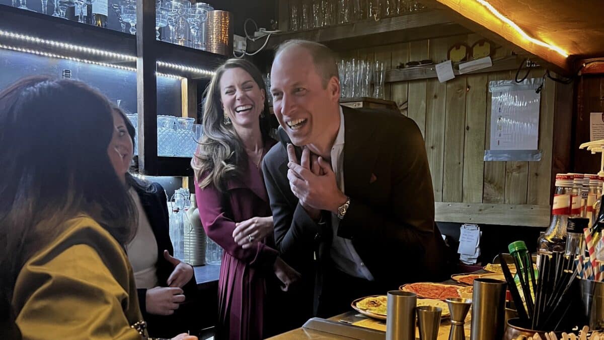 El príncipe Guillermo y su mujer, Kate, son más populares que Carlos en las encuestas