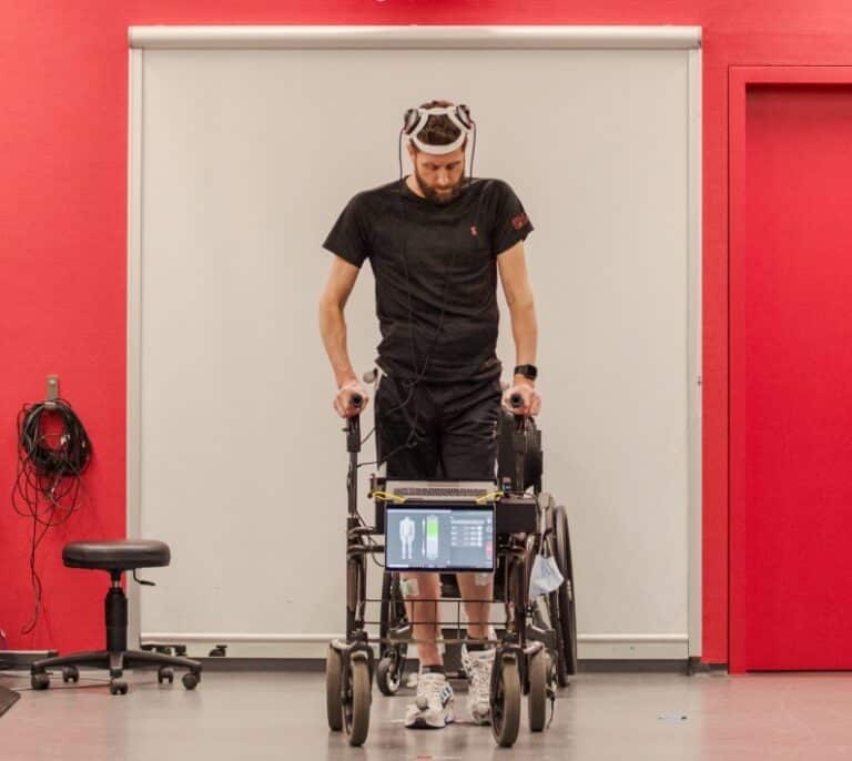 Un tetrapléjico vuelve a andar gracias a un implante digital que reconecta médula y cerebro
