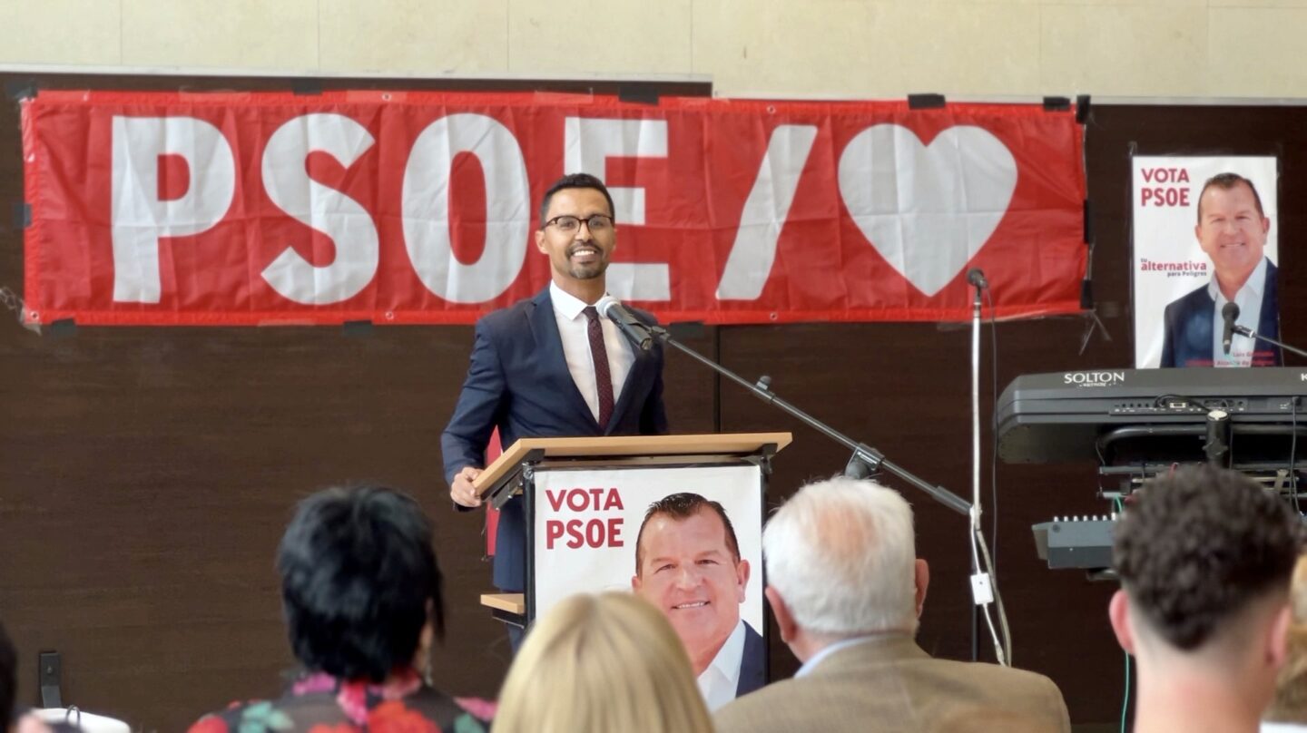 Hafdalla Bachir, en un acto de campaña del PSOE en la localidad granadina de Peligros.