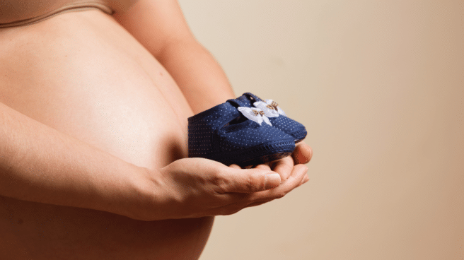 Una mujer embarazada que va a usar hipnoparto, una técnica del manejo de dolor durante el parto