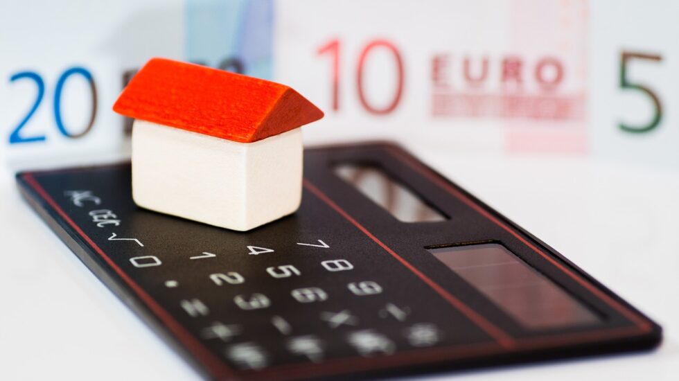 Los españoles solo pagarán 24 euros menos al año por su hipoteca variable por la caída del euríbor 