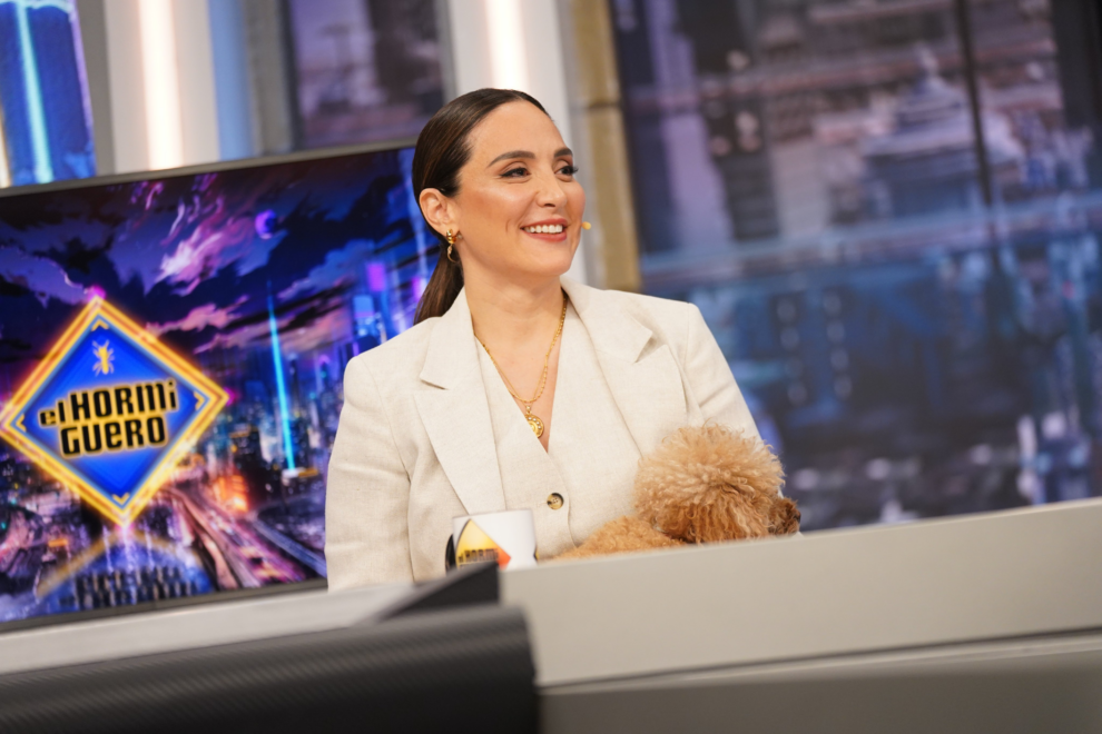 Tamara Falcó con su perrita caniche de color canela Jacinta en el plató de El Hormiguero