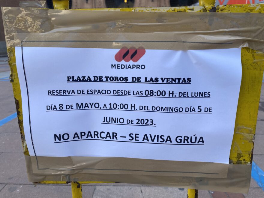 Aviso de Mediapro en la explanada de la Puerta de Arrastre de Las Ventas.