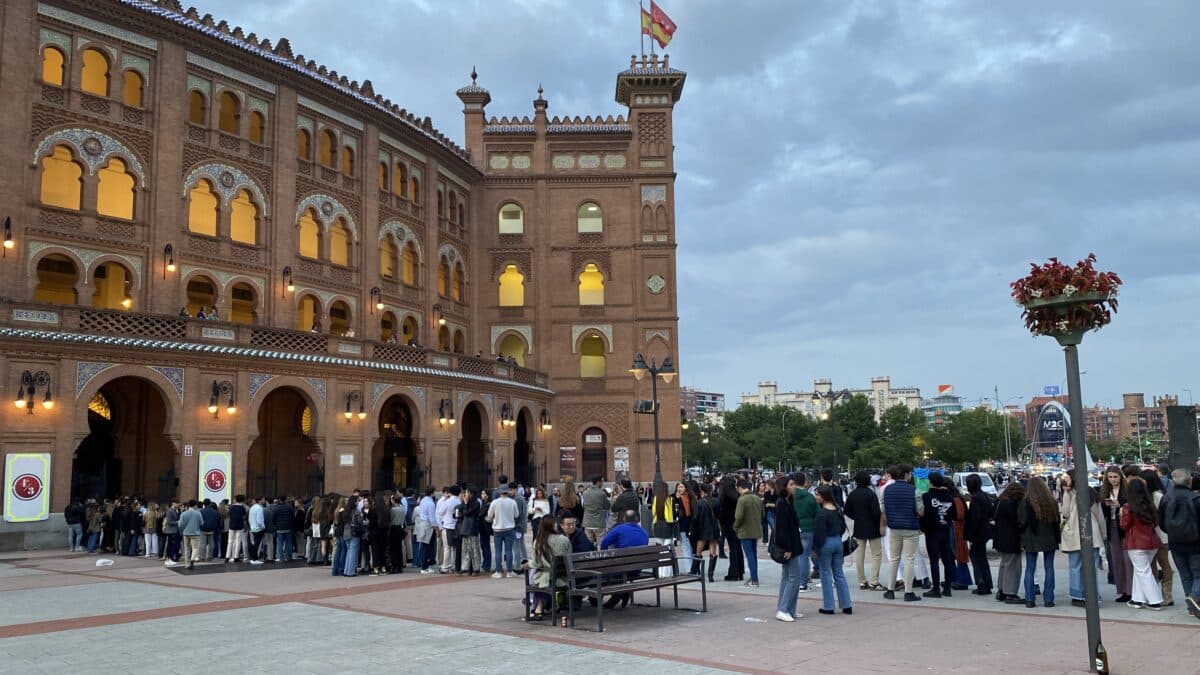 Cola para entrar a Las Ventas al término del festejo.