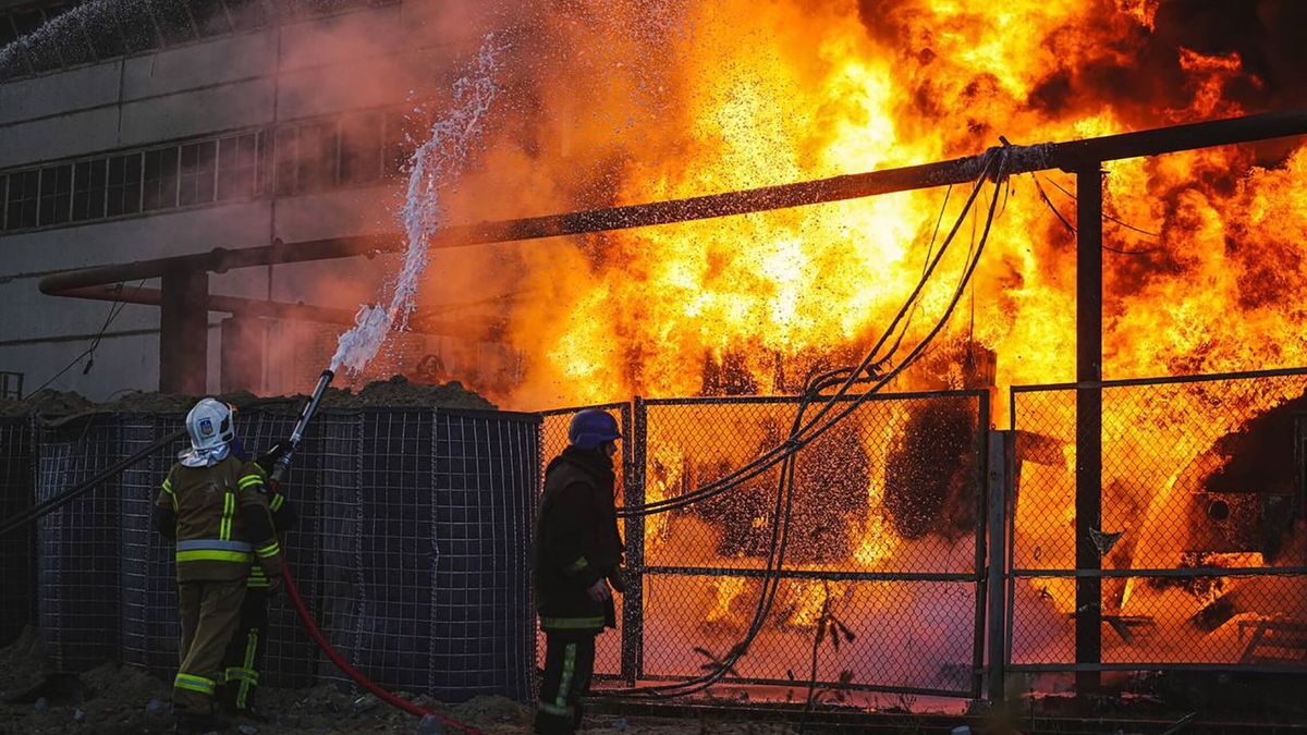 Rusia bombardea infraestructuras de energía clave en Kiev.