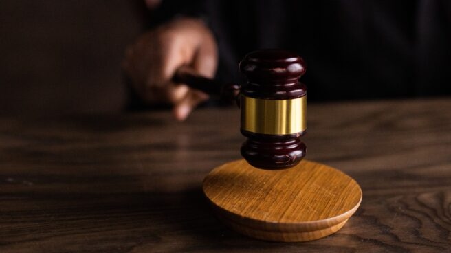 insultos denunciables Un mazo de un juez quien valora qué insultos son denunciables