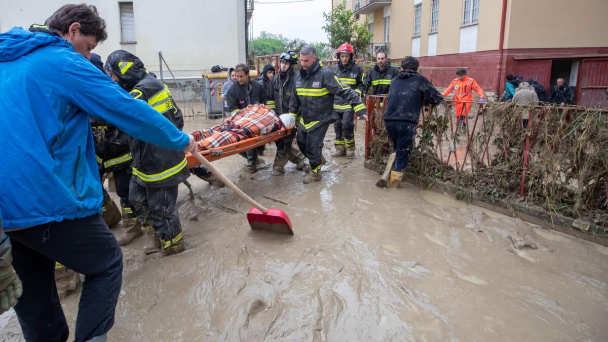 Los servicios de emergencia evacuan a una persona en camilla en medio de las inundaciones del río Lamone en Faenza (Ravenna), norte de Italia, el 19 de mayo de 2023.
