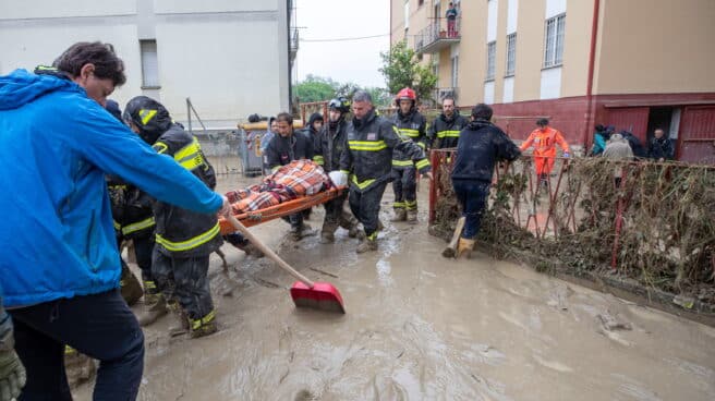 Los servicios de emergencia evacuan a una persona en camilla en medio de las inundaciones del río Lamone en Faenza (Ravenna), norte de Italia, el 19 de mayo de 2023.