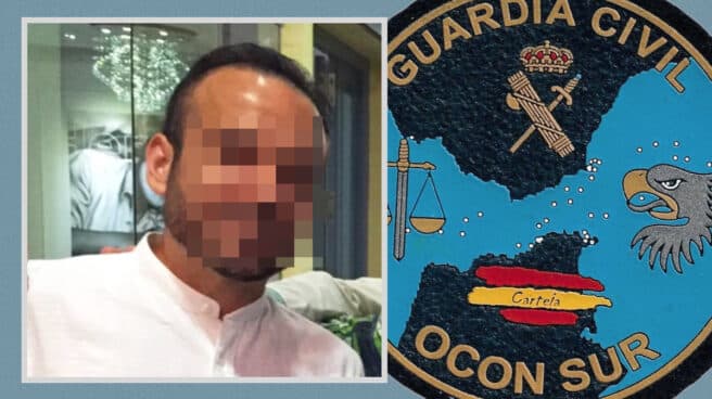 El teniente J. I. F. de la Guardia Civil y la insignia del OCON, la unidad de élite para combatir el narcotráfico en Andalucía.