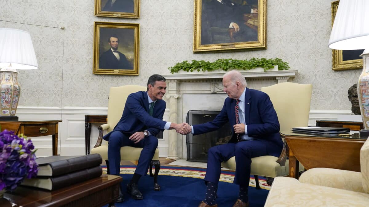 El presidente de los Estados Unidos, Joe Biden (D), estrecha la mano del presidente del Gobierno español, Pedro Sánchez