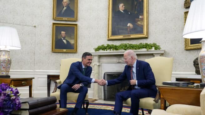 El presidente de los Estados Unidos, Joe Biden (D), estrecha la mano del presidente del Gobierno español, Pedro Sánchez