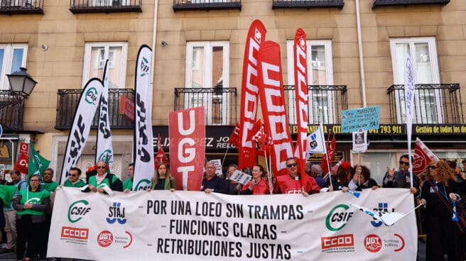 Funcionarios de la administración de Justicia participan en una concentración ante el Ministerio de Justicia en Madrid este miércoles.