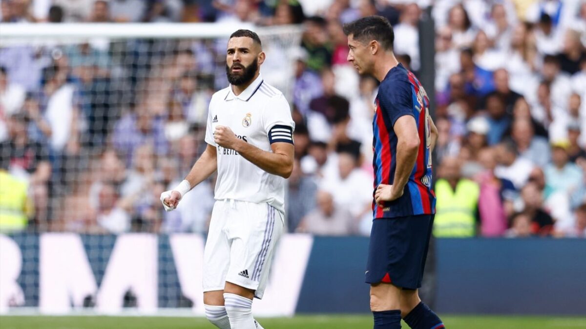 enzema y Lewandosky, en el partido de Liga entre el Real Madrid y el Barcelona