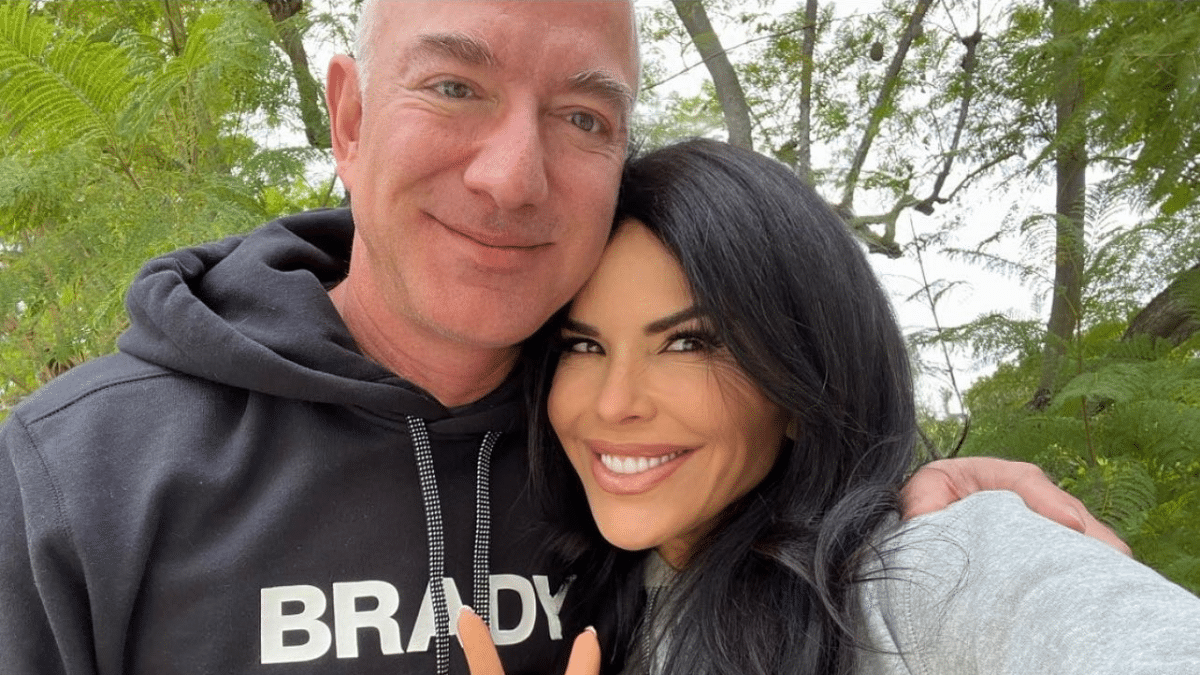 Lauren Sanchez y Jeff Bezos posan juntos