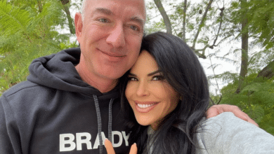 Jeff Bezos y Lauren Sanchez se comprometen en su supervelero por el Mediterráneo