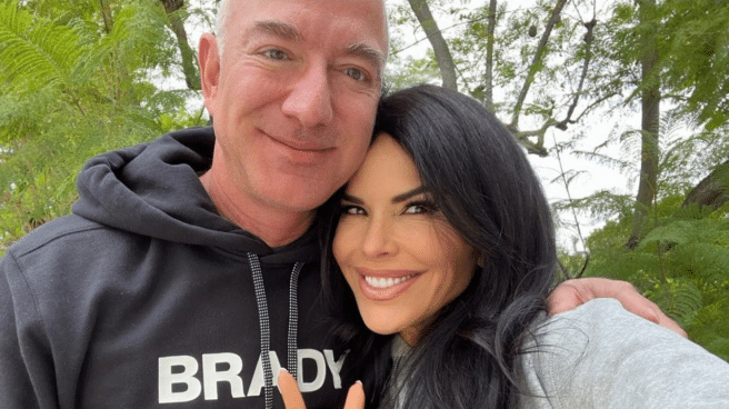 Lauren Sanchez y Jeff Bezos posan juntos