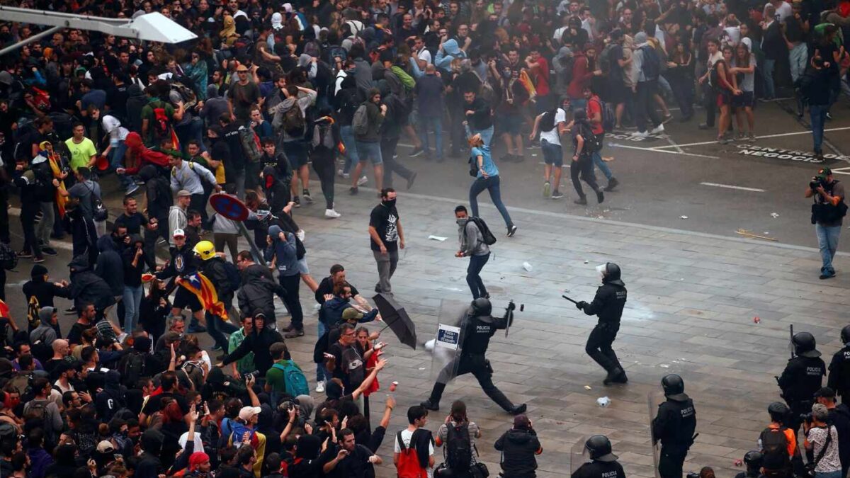 Los Mossos cargan contra activistas independentistas que intentan paralizar el Aeropuerto de El Prat