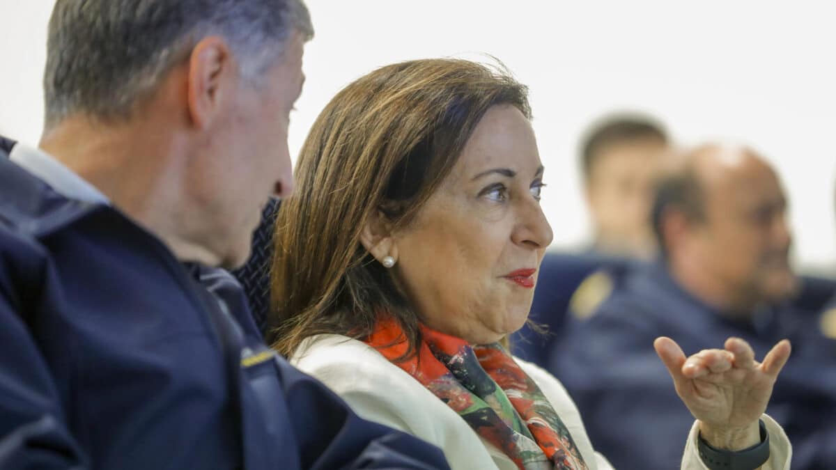 La ministra de Defensa, Margarita Robles, conversa con el teniente general, Francisco González, jefe del mando aéreo de combate base aérea de Zaragoza, durante su visita a los componentes del Ala 31 y el Escuadrón de Apoyo al Despliegue Aéreo (EADA) en la Base Aérea de Zaragoza.