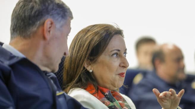 La ministra de Defensa, Margarita Robles, conversa con el teniente general, Francisco González, jefe del mando aéreo de combate base aérea de Zaragoza, durante su visita a los componentes del Ala 31 y el Escuadrón de Apoyo al Despliegue Aéreo (EADA) en la Base Aérea de Zaragoza.