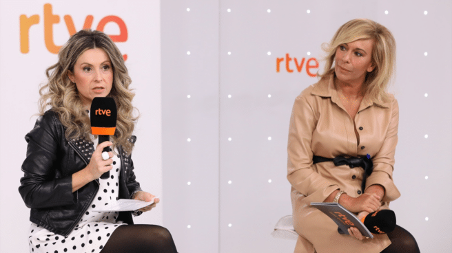 María Eizaguirre junto a Eva Mora, quien ha sido despedida como jefa de delegación de Eurovisión