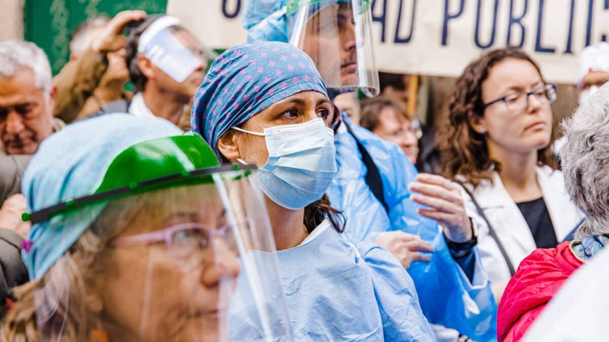 Médicos y pediatras de Atención Primaria y Urgencias Extrahospitalarias vestidos con bolsas de basura durante una manifestación para reclamar mejoras en el primer nivel asistencial