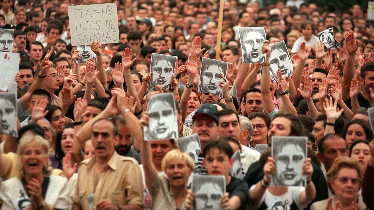 Manifestación en Madrid 'Por la Paz, la Unidad y la Libertad', en protesta por el asesinato de Miguel Ángel Blanco a fecha de 14 de julio de 1997