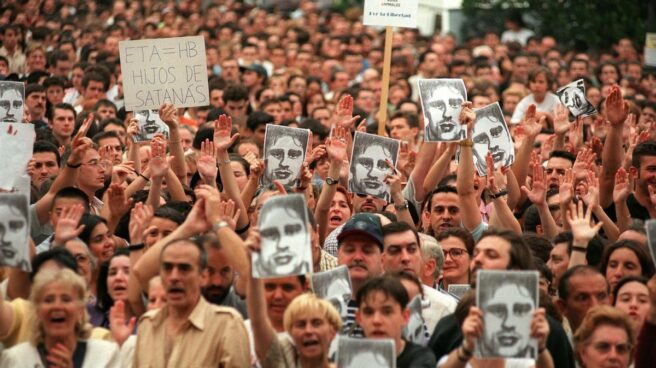 Manifestación en Madrid 'Por la Paz, la Unidad y la Libertad', en protesta por el asesinato de Miguel Ángel Blanco a fecha de 14 de julio de 1997