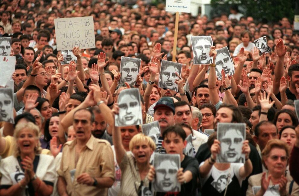 Manifestación en Madrid 'Por la Paz, la Unidad y la Libertad', en protesta por el asesinato de Miguel Ángel Blanco a fecha de 14 de julio de 1997