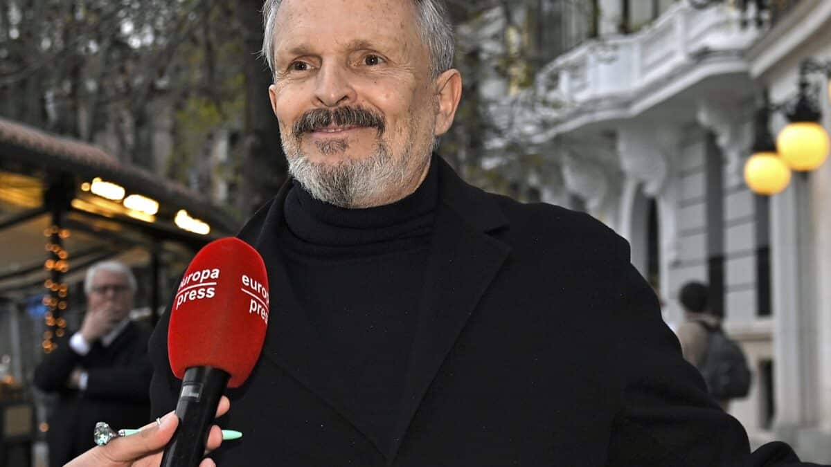 Miguel Bosé, llegando al Teatro Real