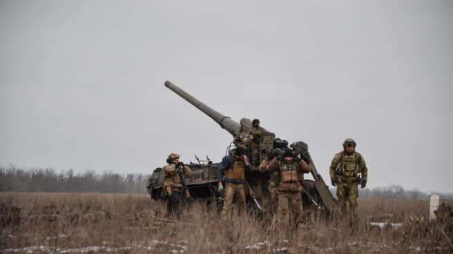 Militares ucranianos se preparan para disparar en la zona de Bajmut