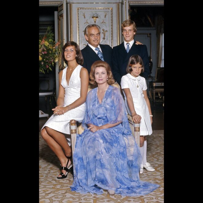 La familia al completo, con Grace Kelly y Rainiero acompañados de sus hijos: Carolina, Alberto y Estefanía