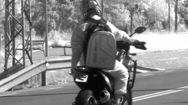 Multan a un motorista por tapar 13 veces la matrícula para esquivar un radar Multan a un motorista por tapar 13 veces la matrícula para esquivar un radar