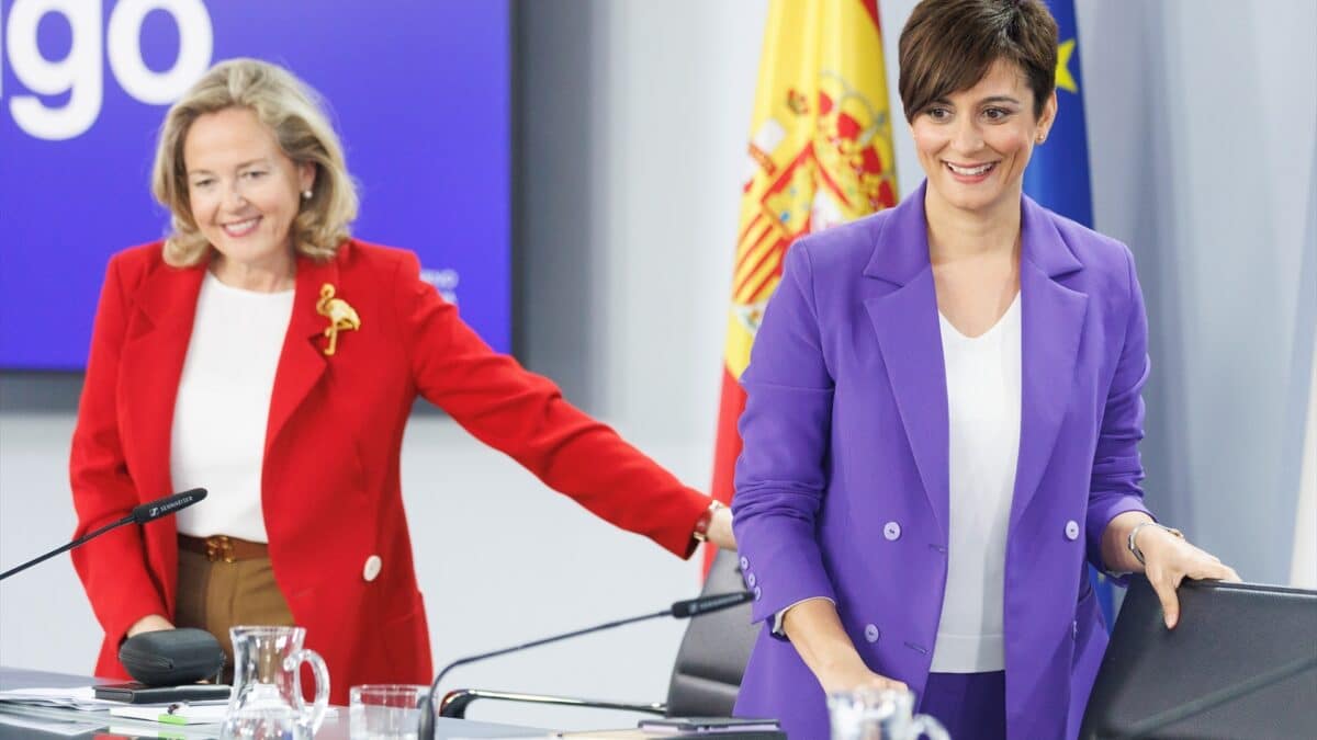 La vicepresidenta primera y ministra de Asuntos Económicos y Transformación Digital, Nadia Calviño, y la ministra de Política Territorial y portavoz del Gobierno de España, Isabel Rodríguez.