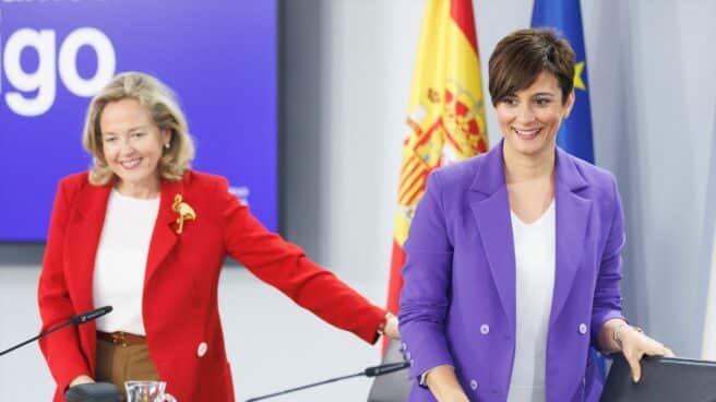 La vicepresidenta primera y ministra de Asuntos Económicos y Transformación Digital, Nadia Calviño, y la ministra de Política Territorial y portavoz del Gobierno de España, Isabel Rodríguez.