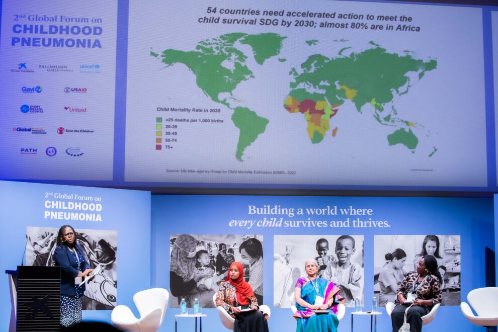 La lucha contra la neumonía, clave para reducir la mortalidad infantil en todo el mundo. El 2º Foro Mundial sobre Neumonía Infantil reúne en CaixaForum Madrid a más de 300 expertos internacionales, que durante dos días debatieron y buscaron soluciones para prevenir, diagnosticar y tratar una enfermedad que mata cada día a unos 2.000 niños.